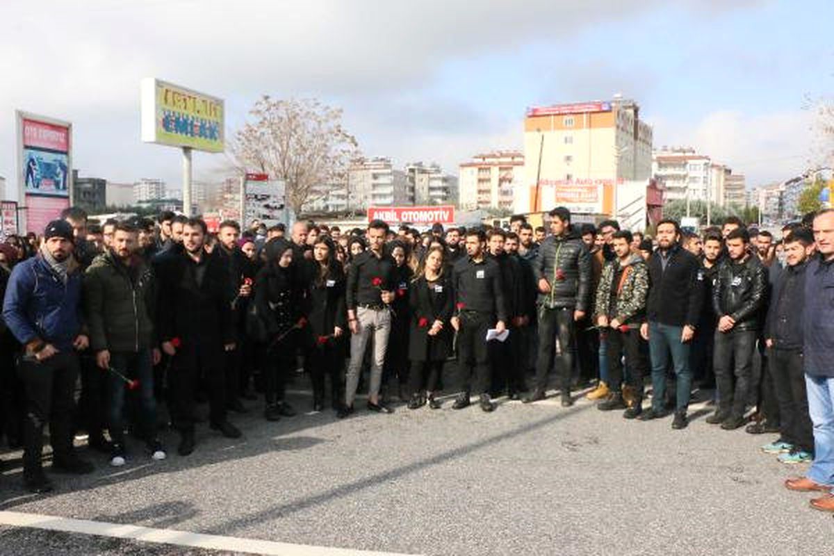 Kazada Ölen Üniversiteli Elif ve Şevval İçin Yola Karanfil Bıraktılar