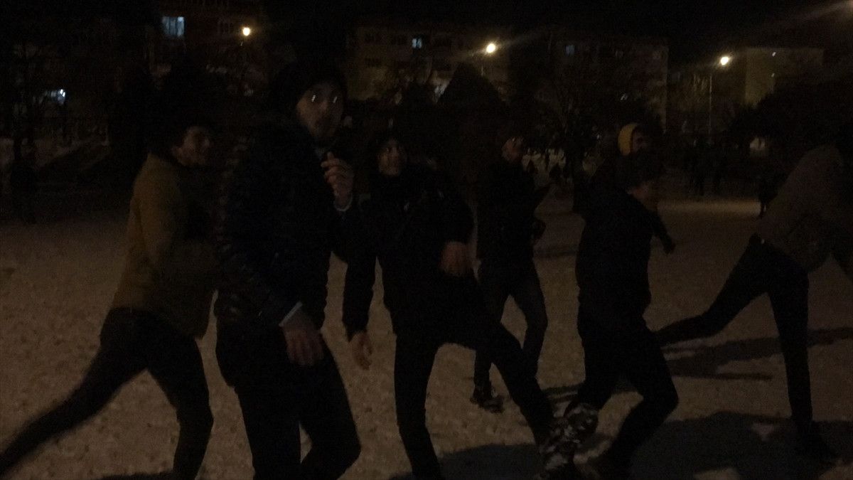 Kırklareli\'nde Üniversitelilerin "Kar Topu Savaşı"