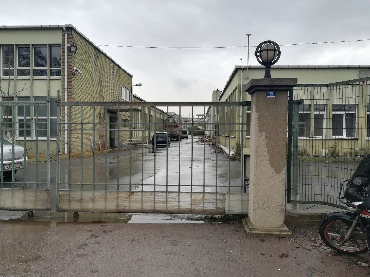 Kocaeli\'de Fabrika Yıkımında İşçiler Çatıdan Düştü: 1 Ölü 1 Yaralı