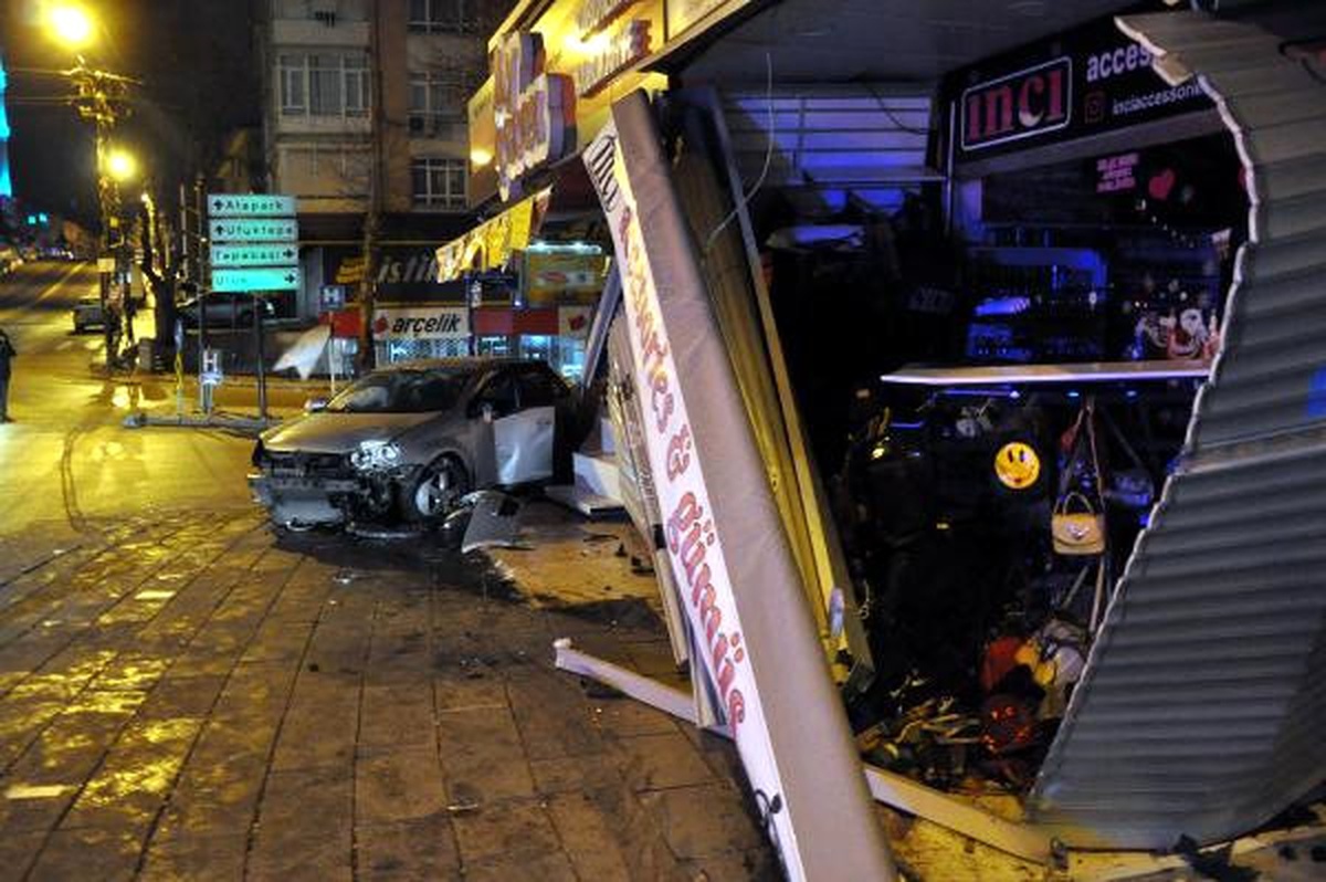 Kontrolden Çıkan Otomobil 2 İş Yerine Çarptı