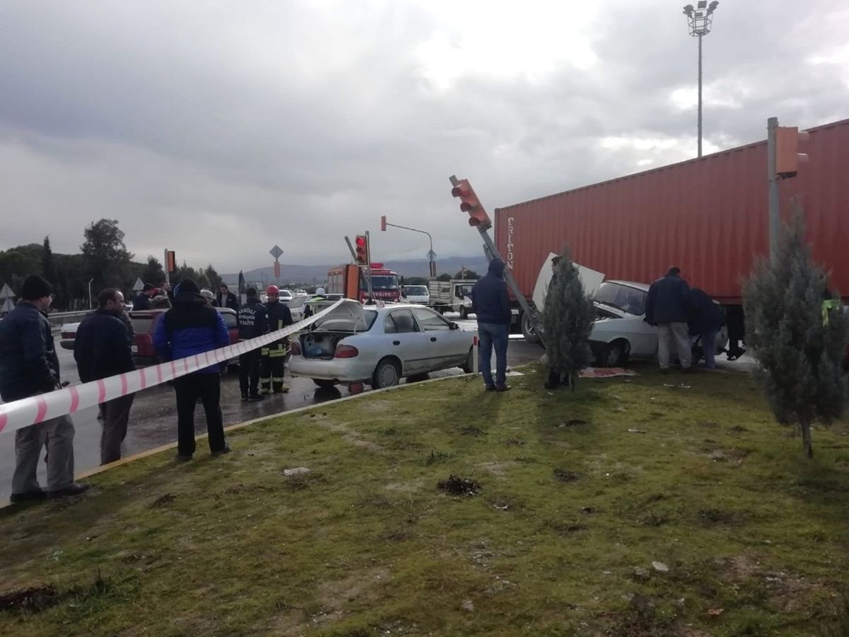 Kontrolden Çıkıp Bir Otomobile Çarpan Tır, Başka Bir Otomobilin Üzerine Yıkıldı