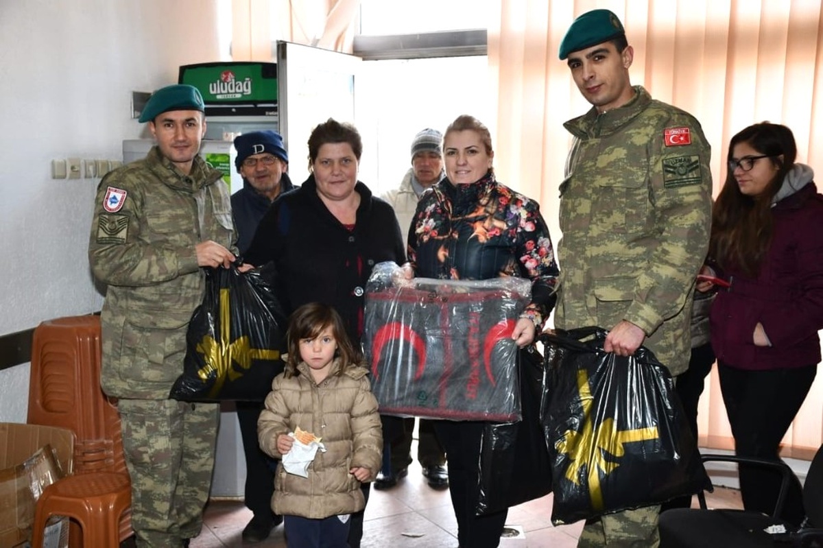 Kosovalı Kadınlar Mehmetçik ile Birlikte Yardım Dağıttı