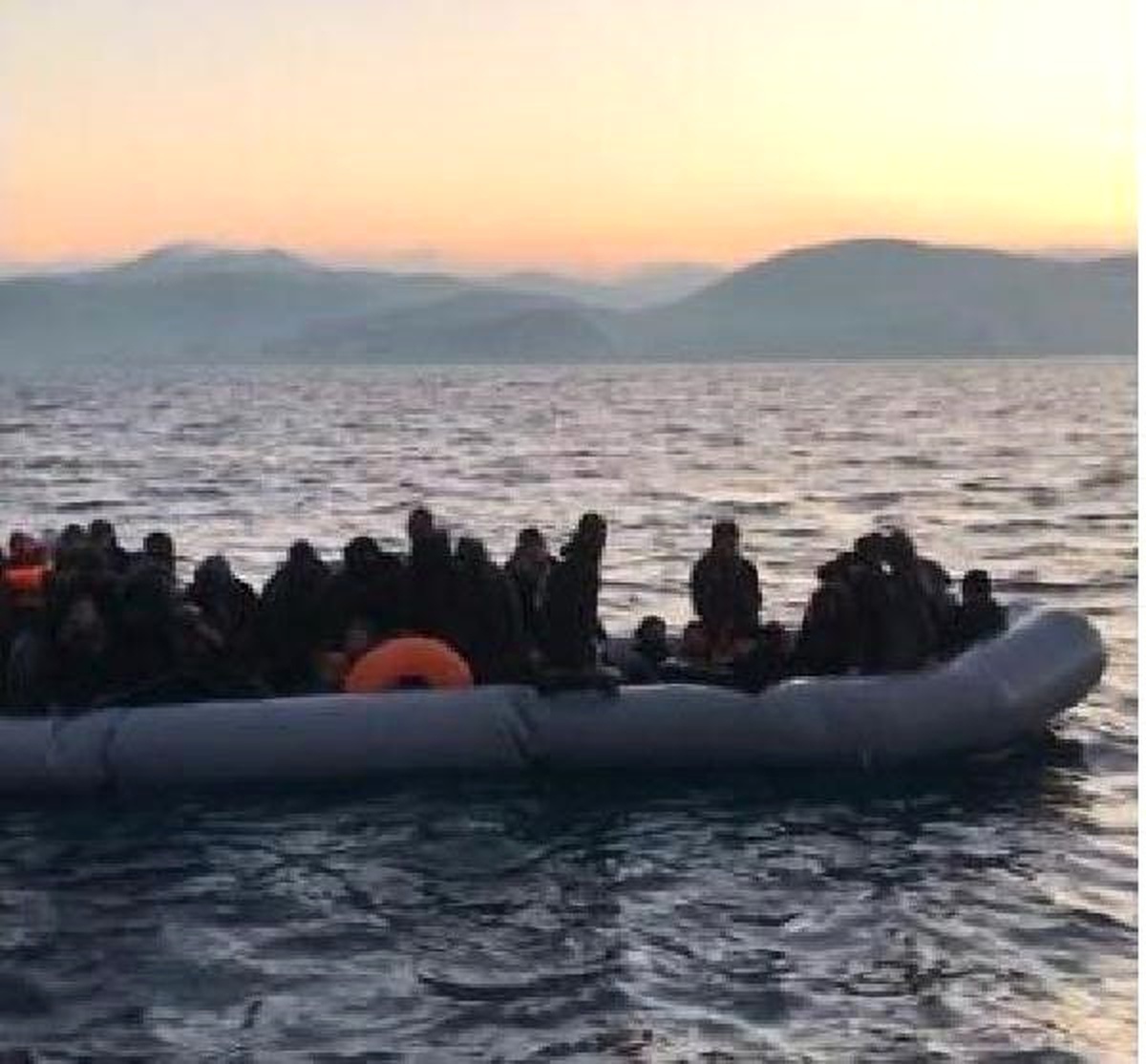 Kuşadası\'nda 2 Lastik Botta 94 Kaçak Yakalandı