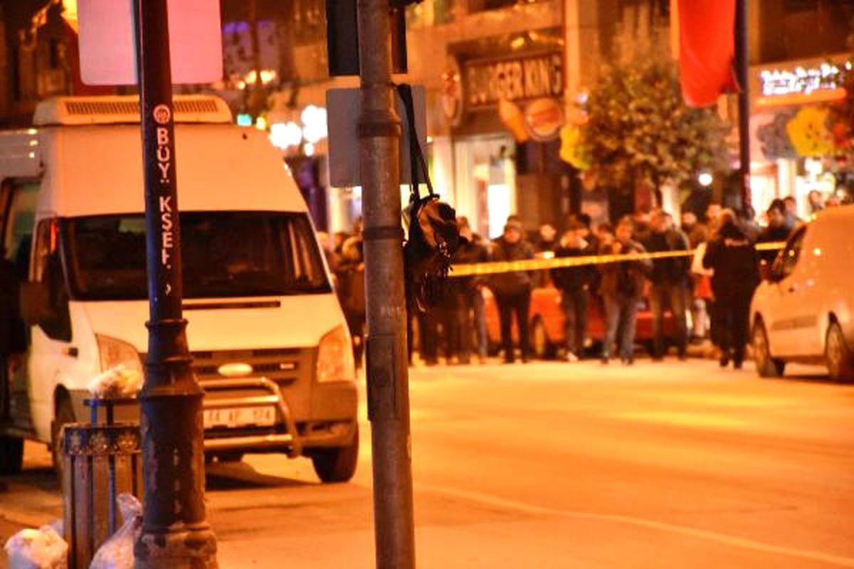 Malatya\'da Trafik Işıklarına Asılı Çanta Fünye ile Patlatıldı