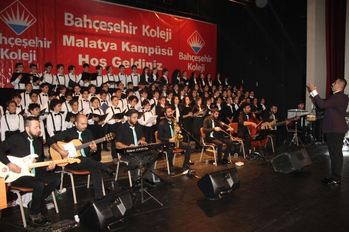 Öğrenciler 80\'lerin ve 90\'ların Unutulmaz Pop Şarkılarını Söyledi