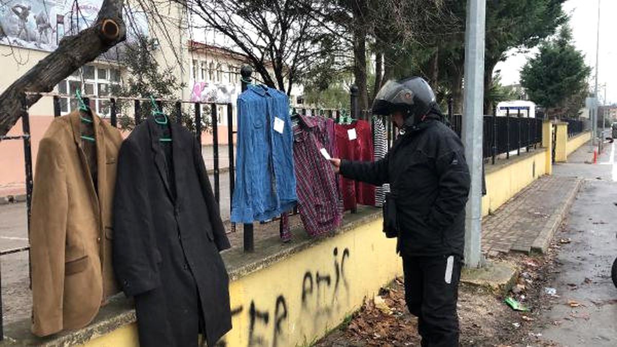 Okul Duvarına Kışlık Kıyafetler Asıp, \'İhtiyacı Olan Alsın\' Notu Bıraktı