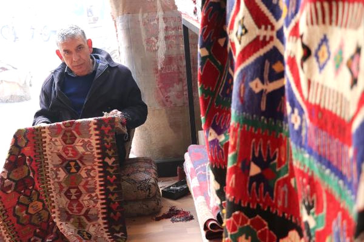 Onardığı Halı ve Kilimleri Kıtalar Ötesine Satıyor