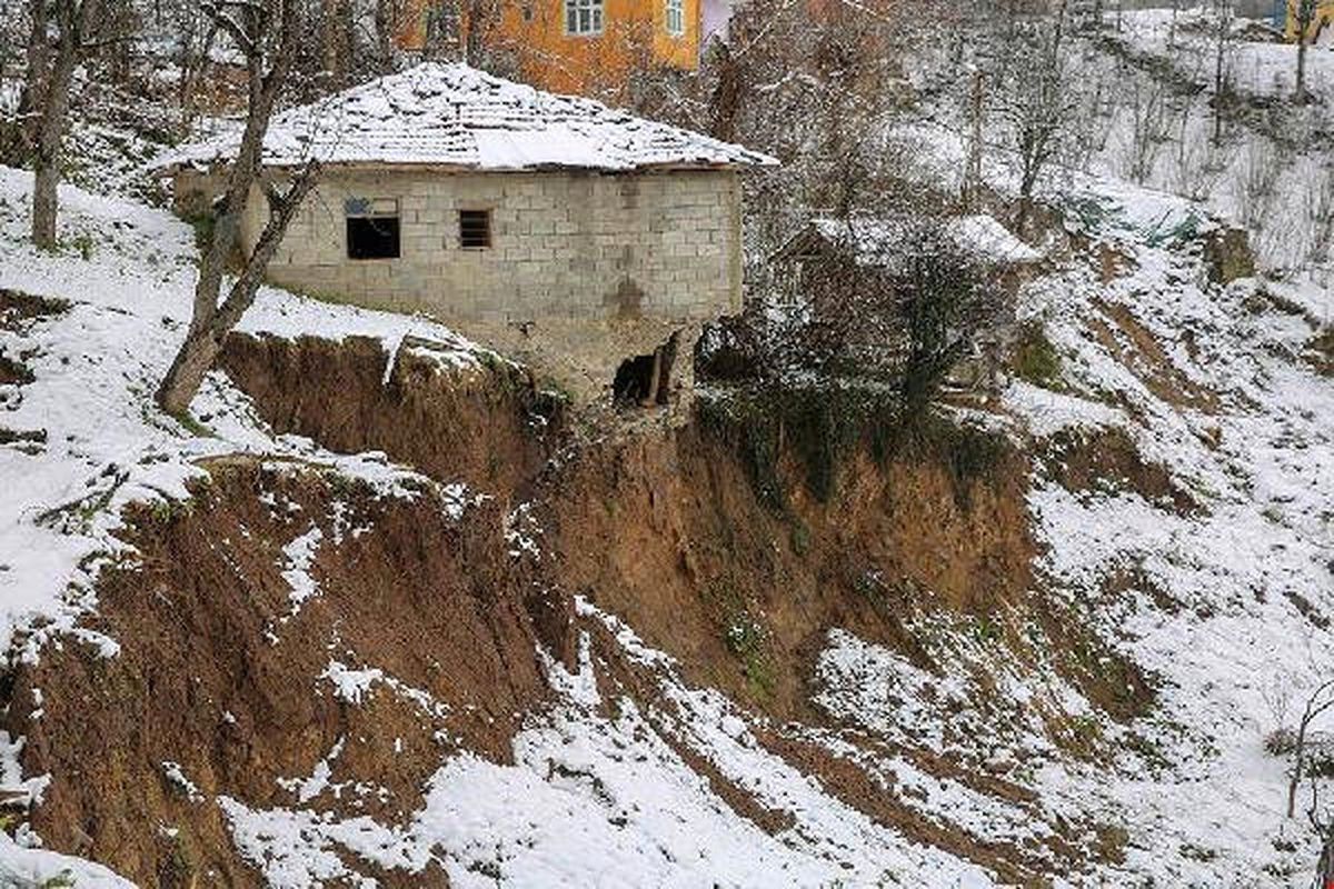 Ordu\'da Mahallede Heyelan; Riskli Evler Tahliye Edilecek