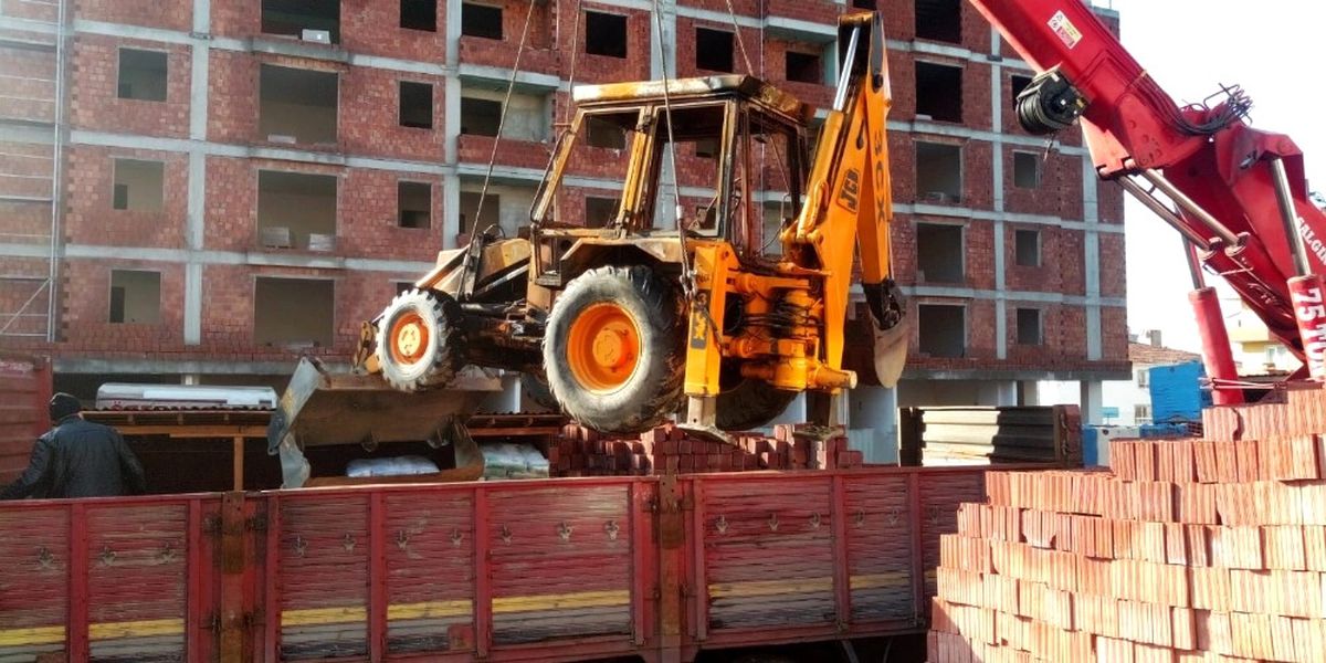 Pendik\'te Yapı Malzemesi Satan Firmaya Ait Kepçe Kundaklandı İddiası