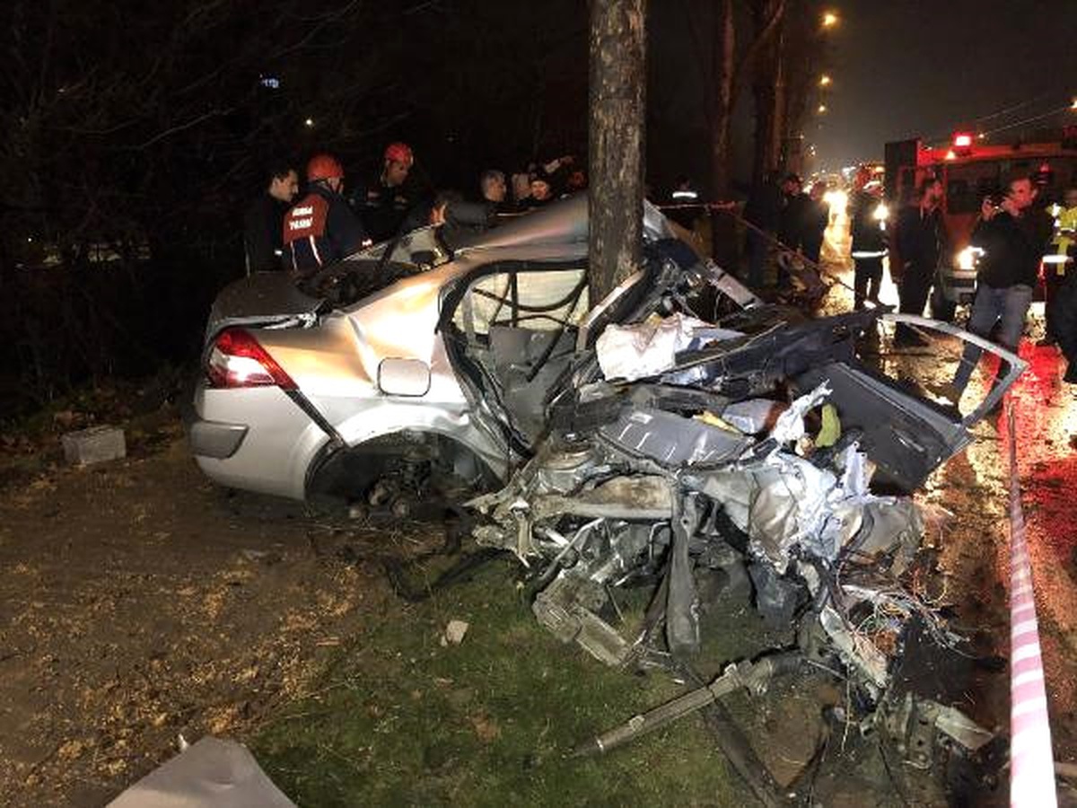 Refüj ve Ağaca Çarpan Otomobil Üçe Bölündü: 2 Yaralı