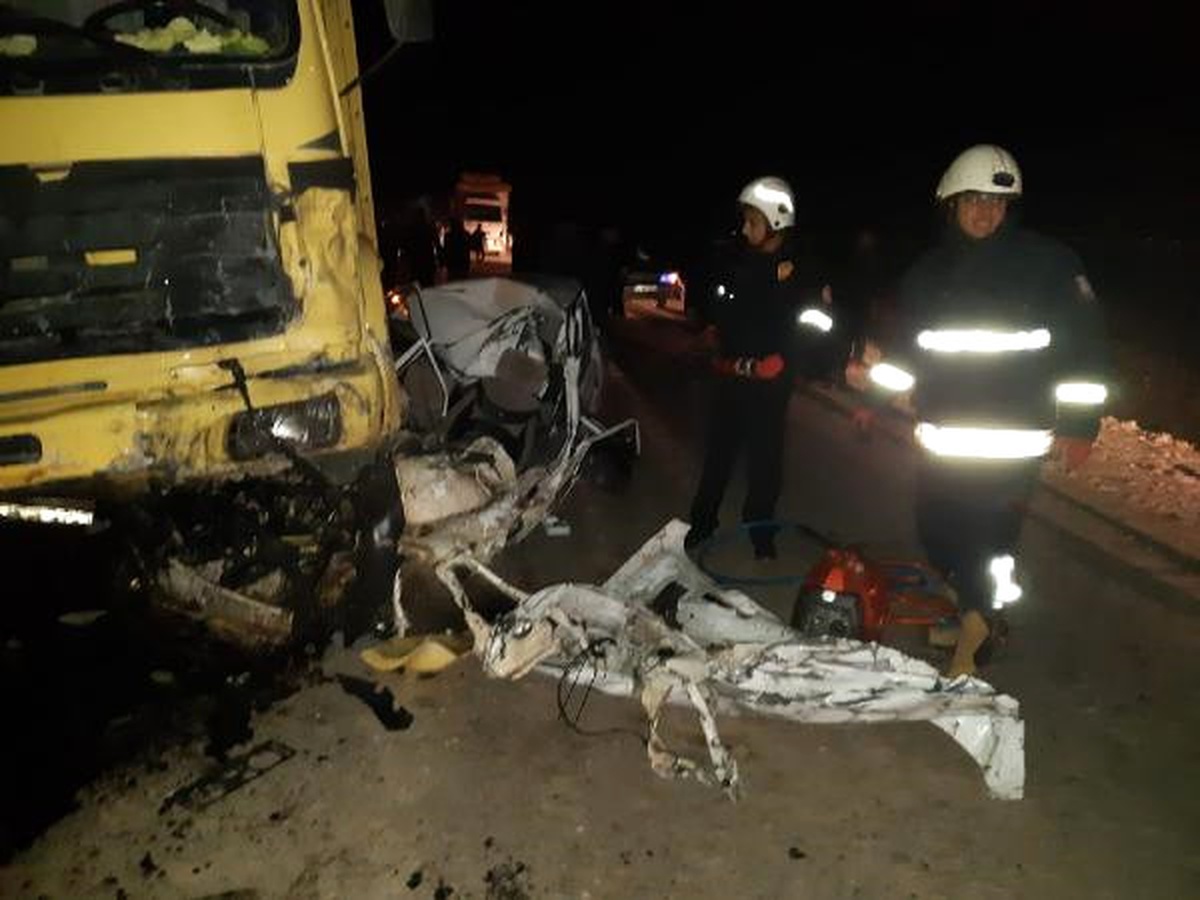 Şanlıurfa\'da Kamyon ile Çarpışan Otomobilin Sürücüsü Öldü