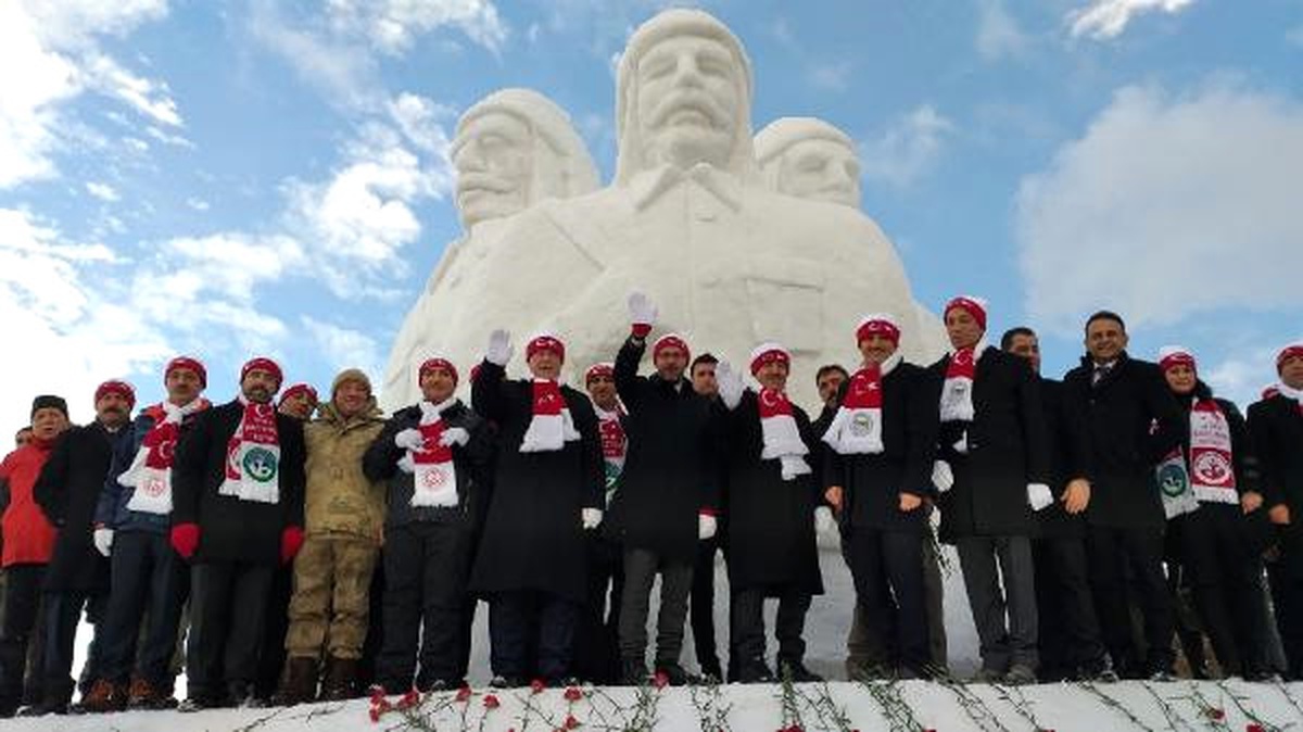 Şehit Mehmetçikler\'in Kardan Heykellerinin Açılışına Bakan Kasapoğlu Katıldı
