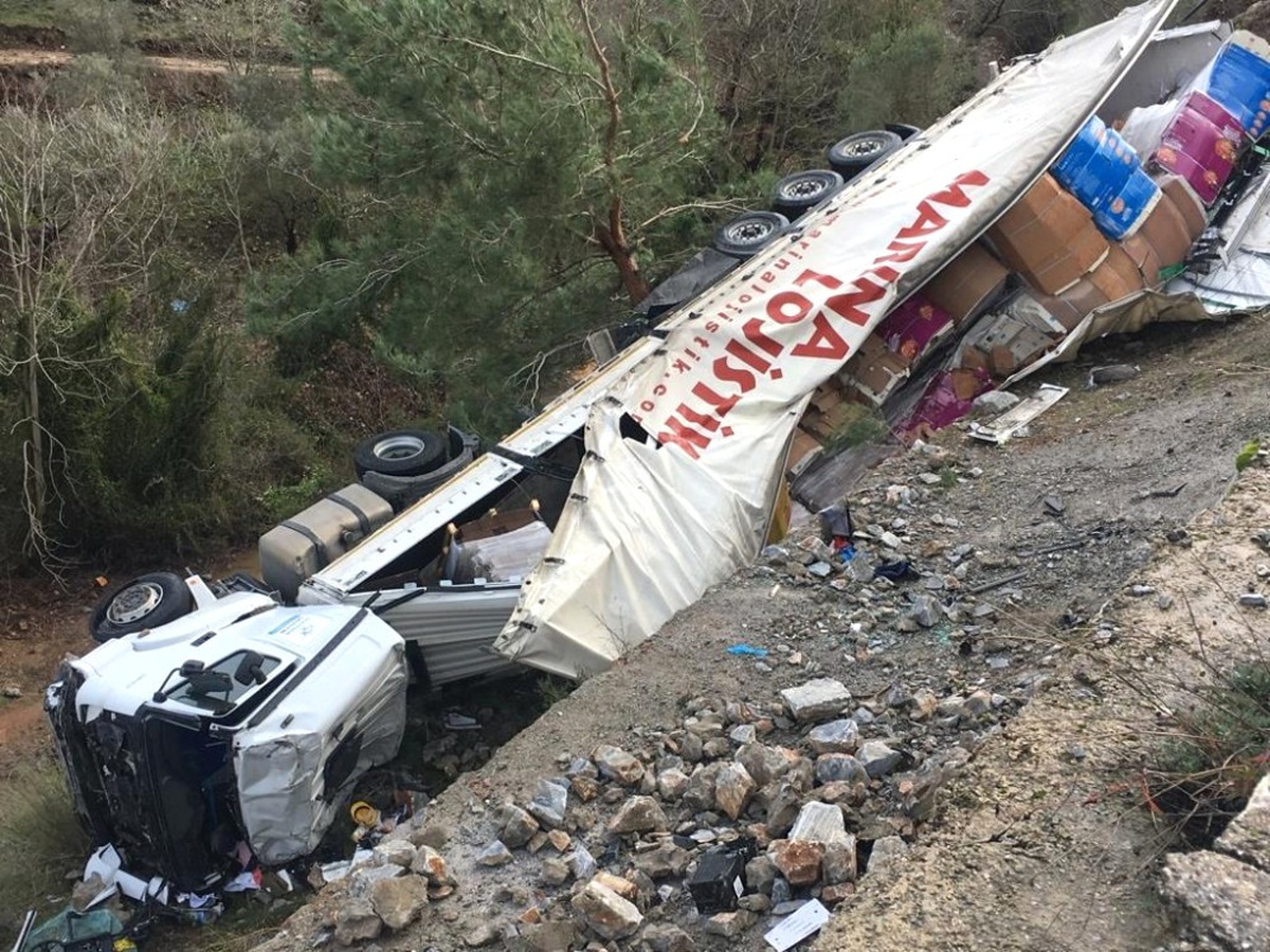 Selçuk\'ta Tır Şarampole Uçtu, 1 Kişi Ağır Yaralandı