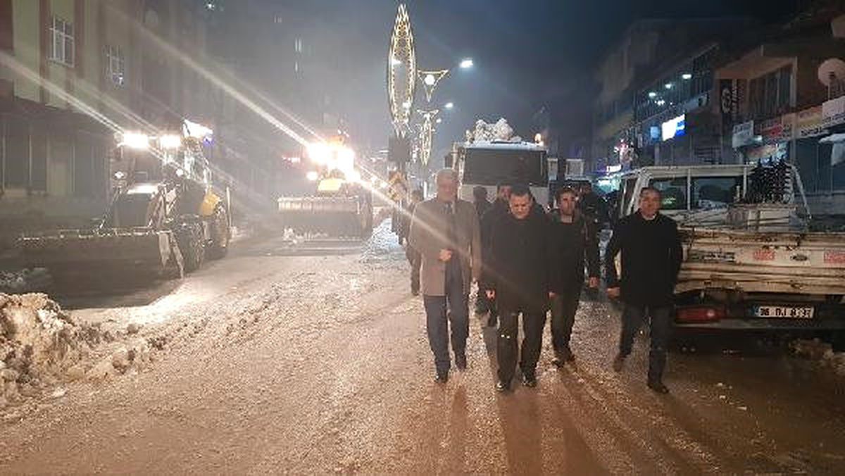Şemdinli\'de Kaymakam Kar Temizleme Çalışmalarına Katıldı