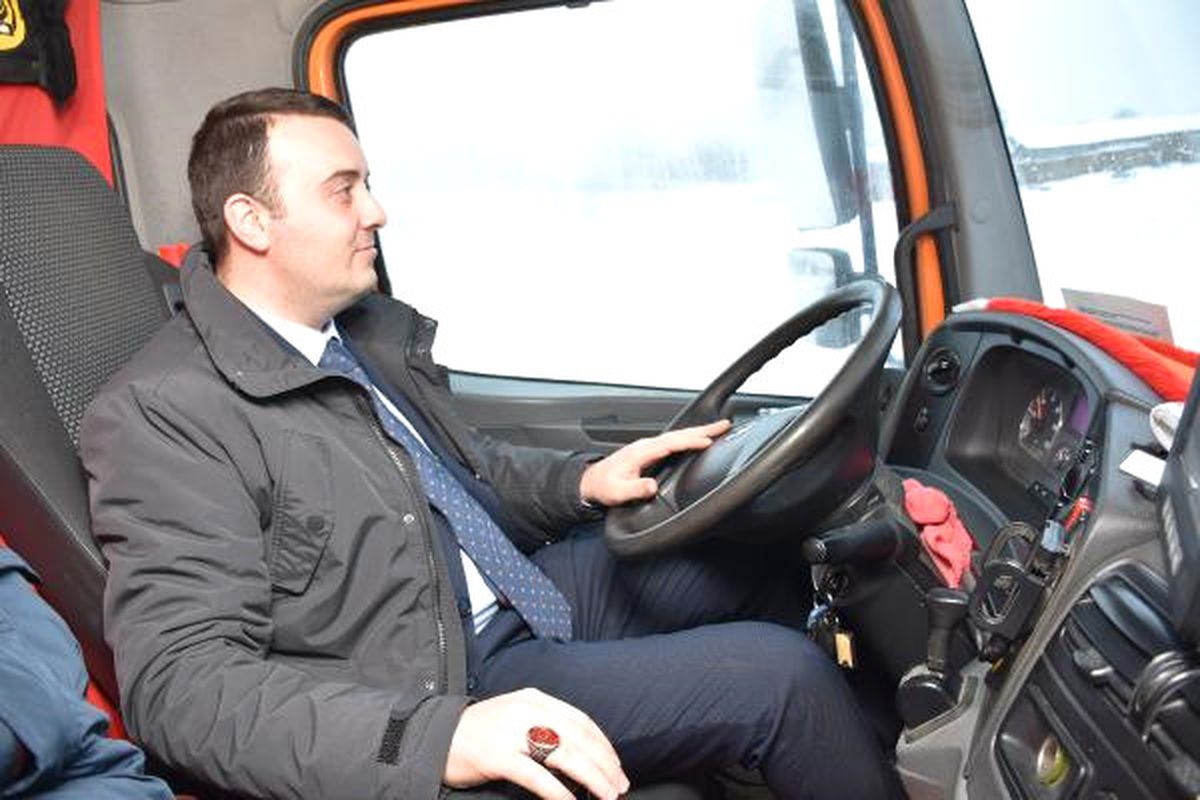 Silivri\'de İlçe Başkanı Kar Küreme Aracı Kullandı