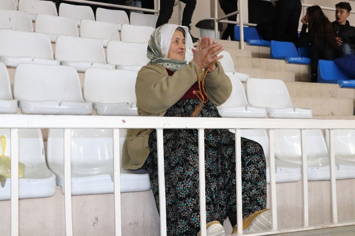 Tespihli Anneden Hentbolcu Kızına Tribün Desteği