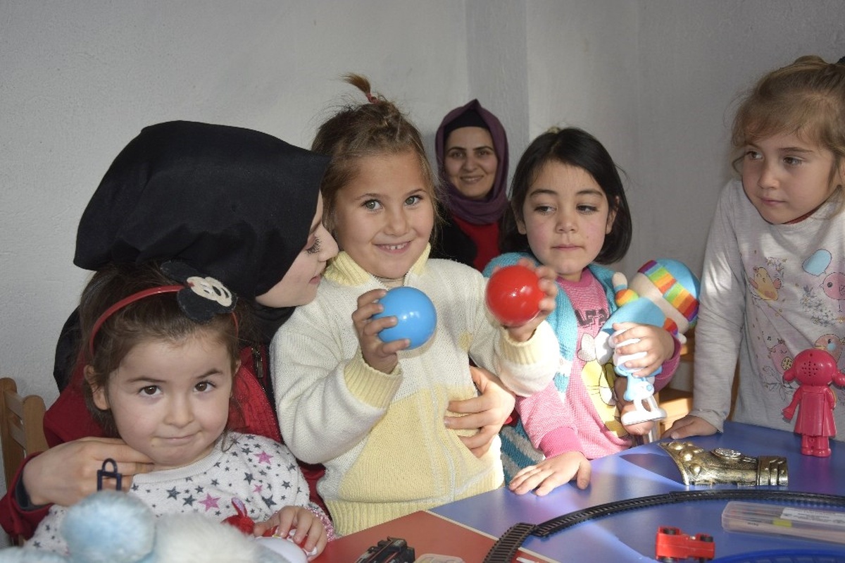Üniversiteli Öğrenciler Köy Okulundaki Çocukları Oyuncakla Buluşturdu