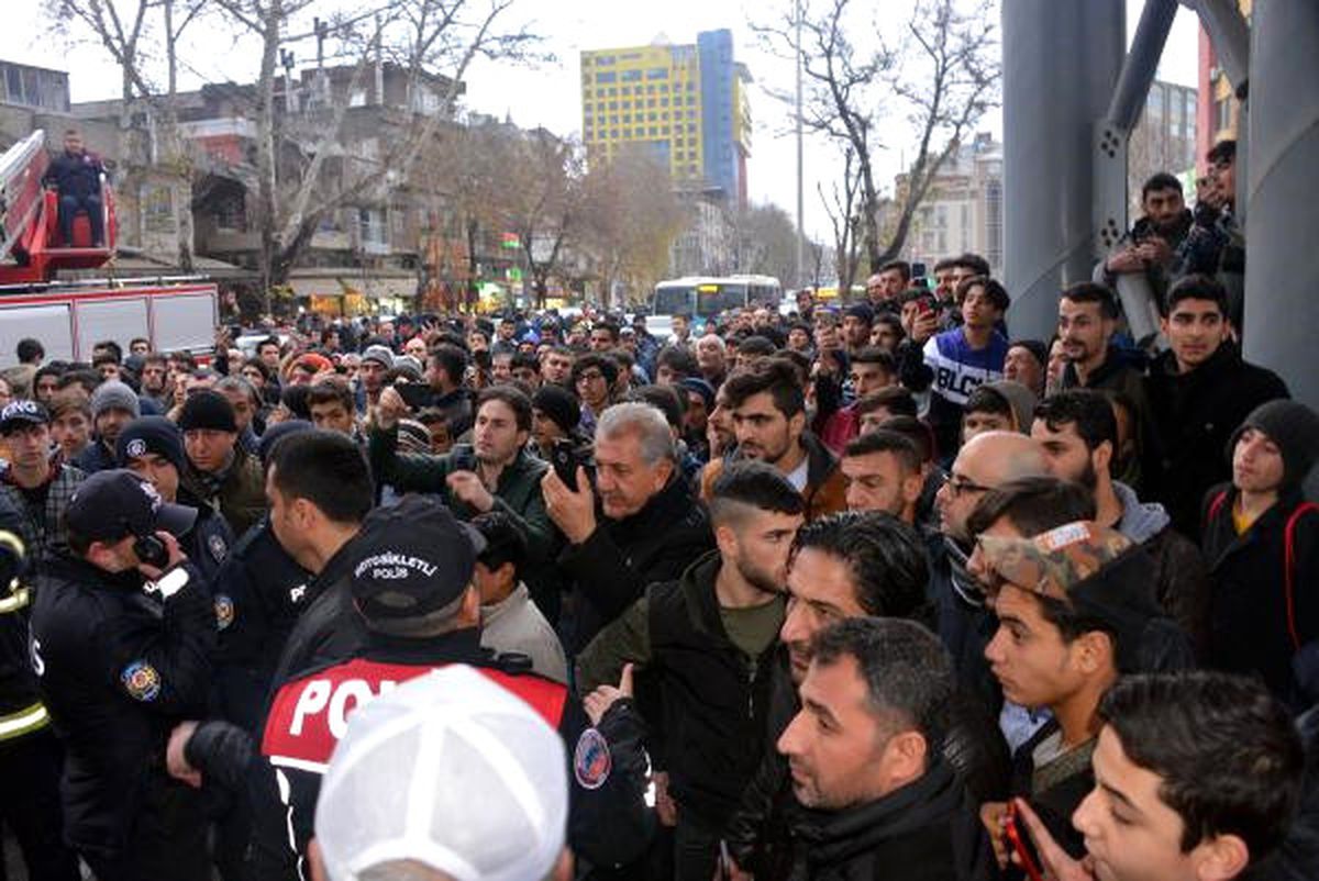 Üst Geçitte Bıçakla Kendini Yaralayan Arkadaşını Üzerine Atlayarak Durdurdu