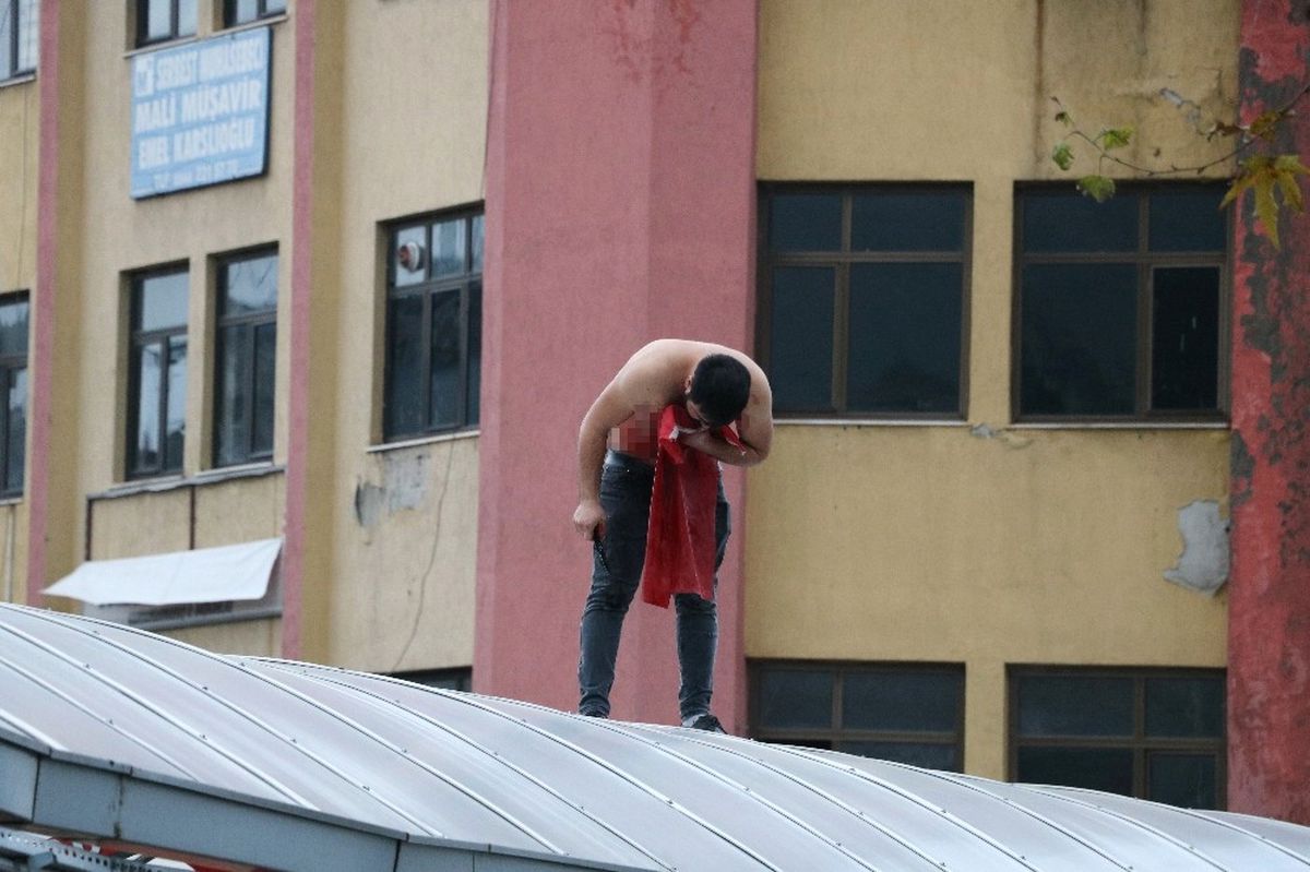 Üst Geçitte İntihar Etmek İsteyen Arkadaşının Üzerine Atladı