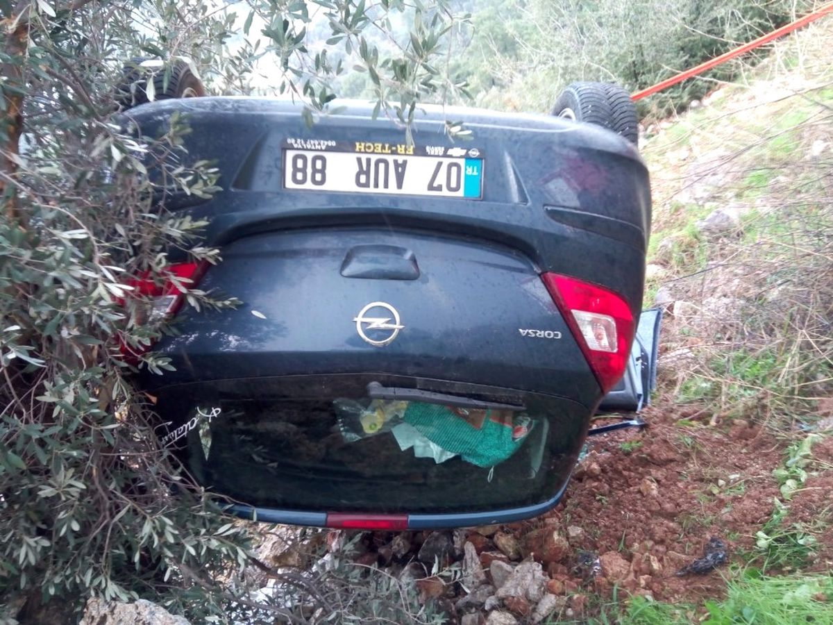 Yağmurlu Yolda Kayan Araç Şarampole Yuvarlandı: 1 Yaralı