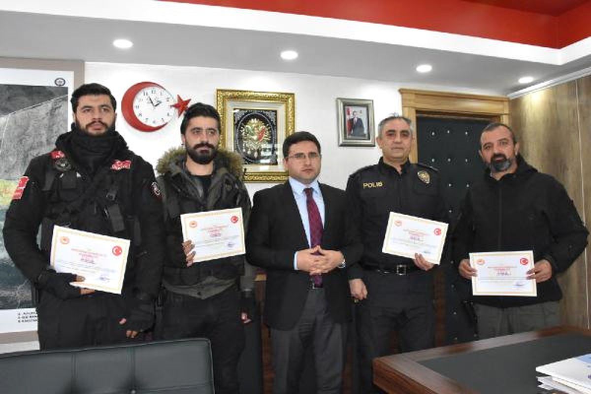 Yılbaşı Gecesi Zırhlı Araçtan Türkçe ve Kürtçe Şarkı Çalan Polislere Tebrik