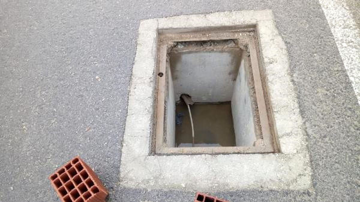 Yoldaki Rögar Kapağı Çalındı, Sürücüler Tuğlalı Önlem Aldı