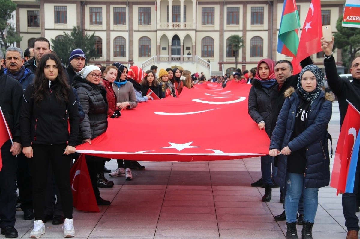 104. Yıla 104 Metrelik Bayraklı Anma