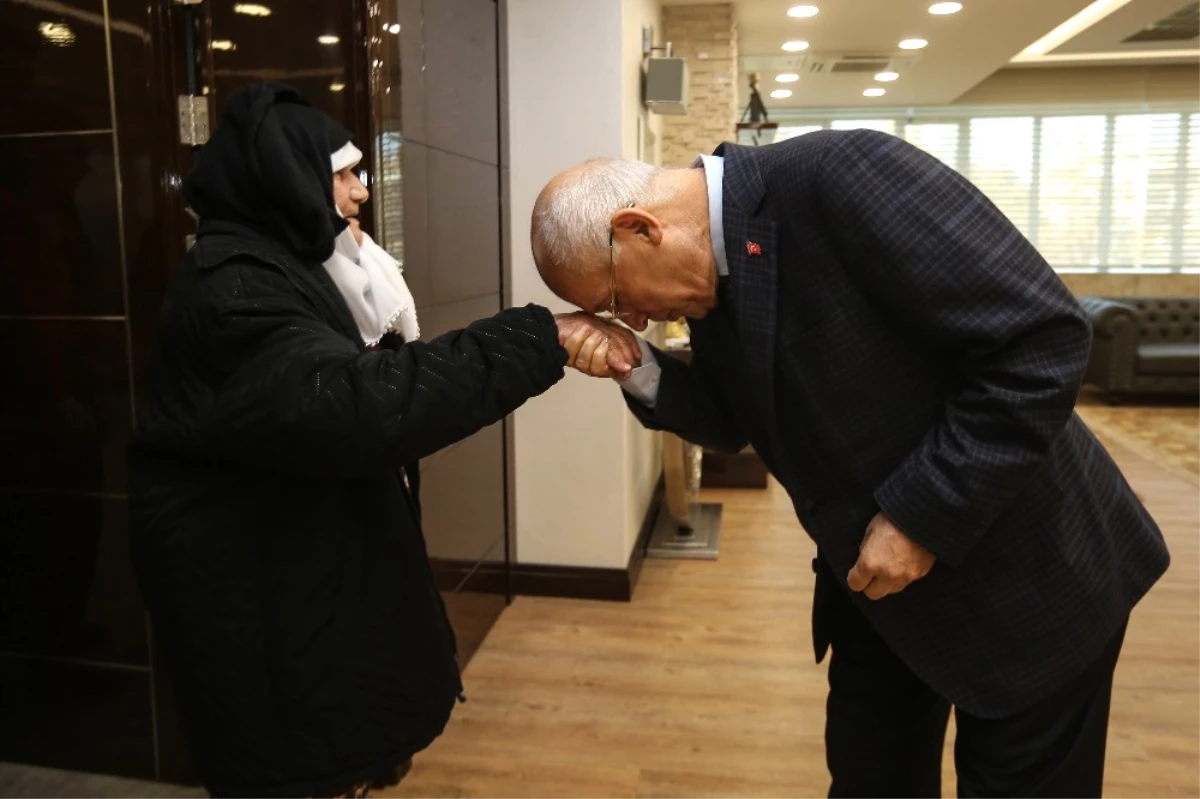 86 Yaşındaki Ayşe Nineden Başkan Yaşar\'a Jest