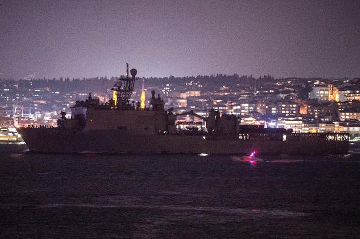 ABD Savaş Gemisi İstanbul Boğazı\'ndan Geçti