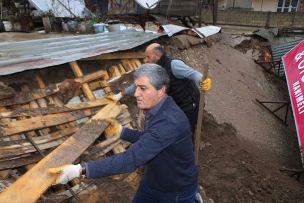Adıyaman\'da Yağışa Dayanamayan Toprak Ev Çöktü