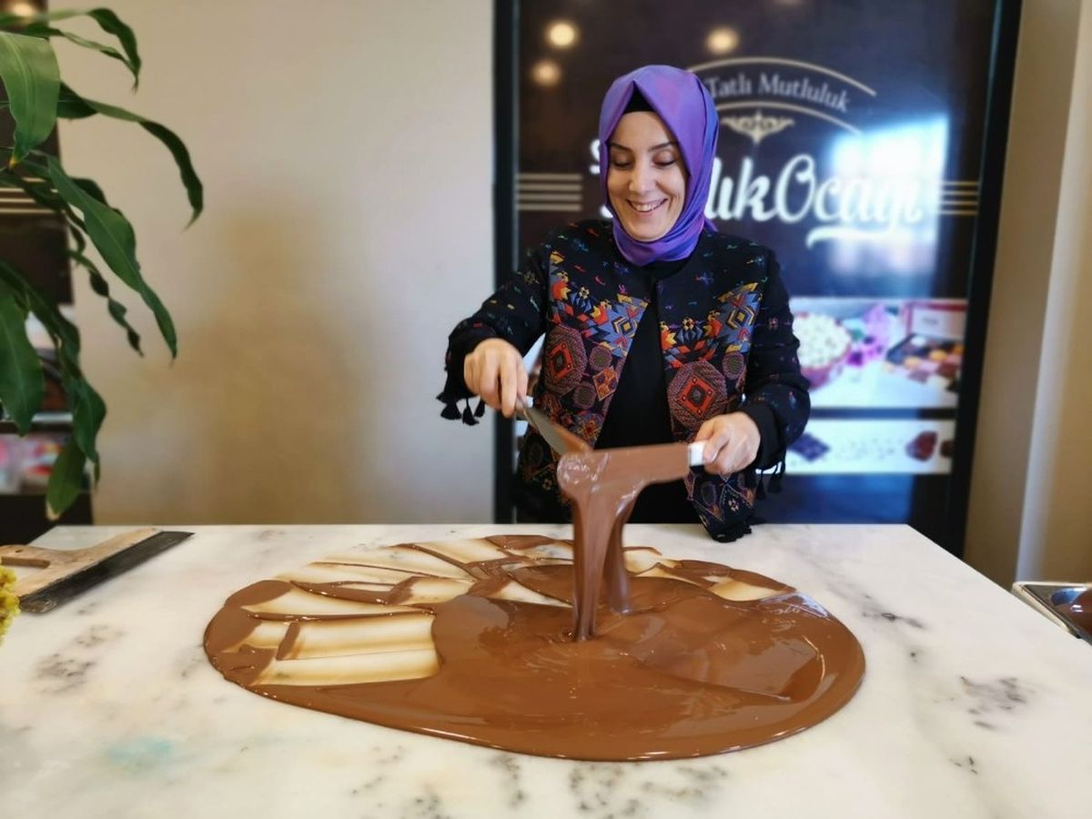 Ak Partili Ayvazoğlu Öğrenci ve Girişimci Kadınlarla Çikolata Yaptı
