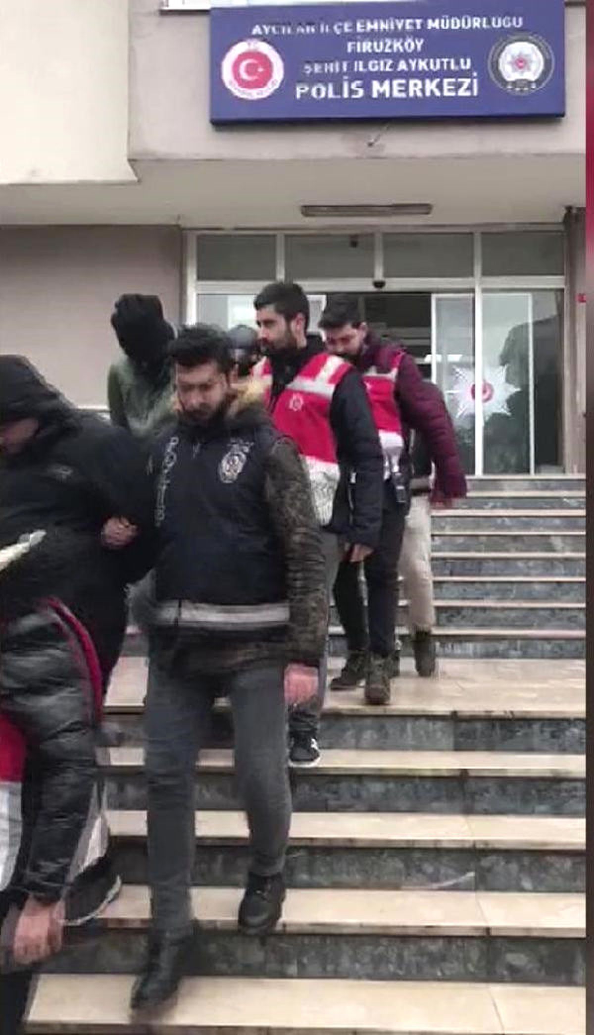 Avcılar\'da Aranması Bulunan Kişilere Operasyon: 28 Gözaltı