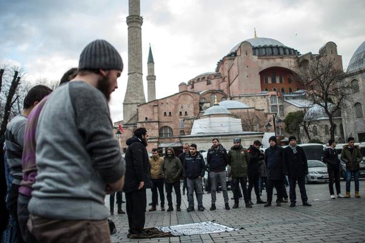 Ayasofya Müzesi\'ndeki "Spagat"I Protesto Ettiler