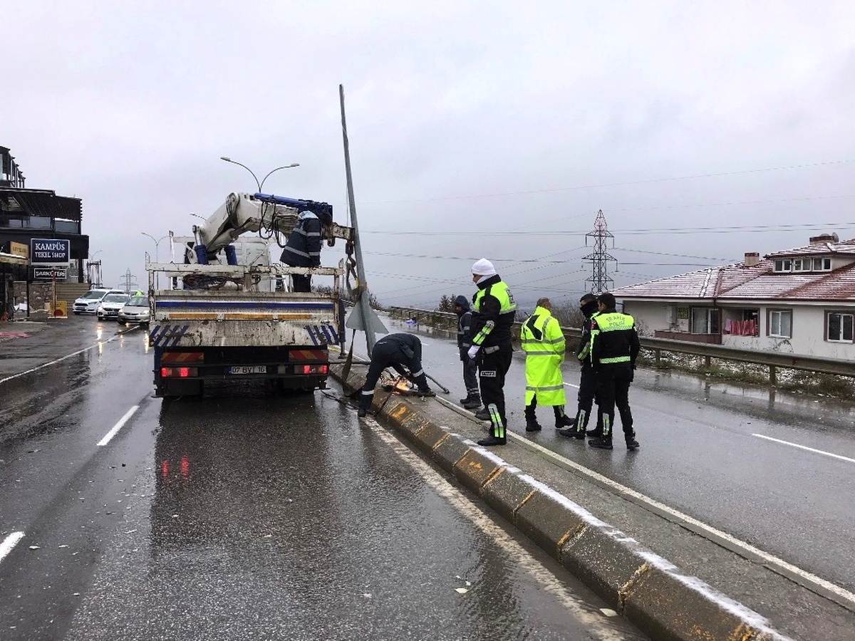 Aydınlatma Direğine Çarpan Otomobilden Fırlayan Genç Kız Feci Şekilde Can Verdi