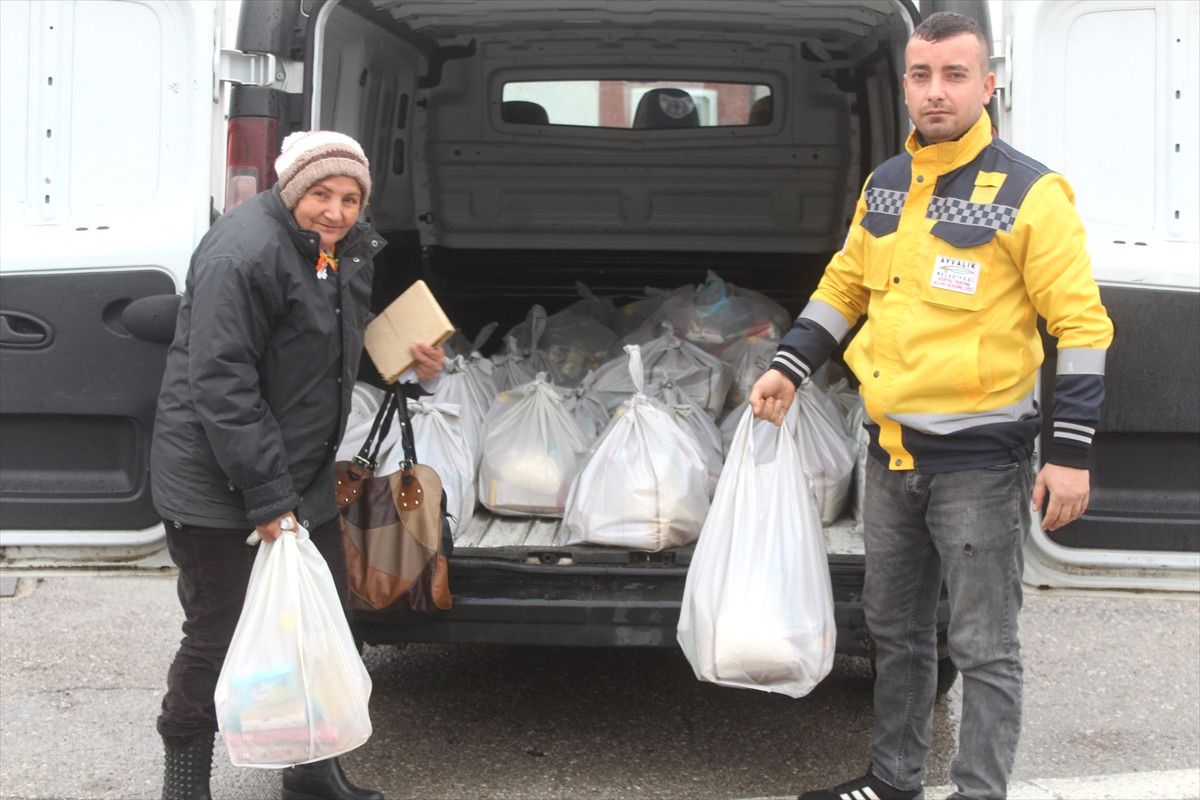 Ayvalık\'ta İhtiyaç Sahiplerine Yardım Yapılıyor