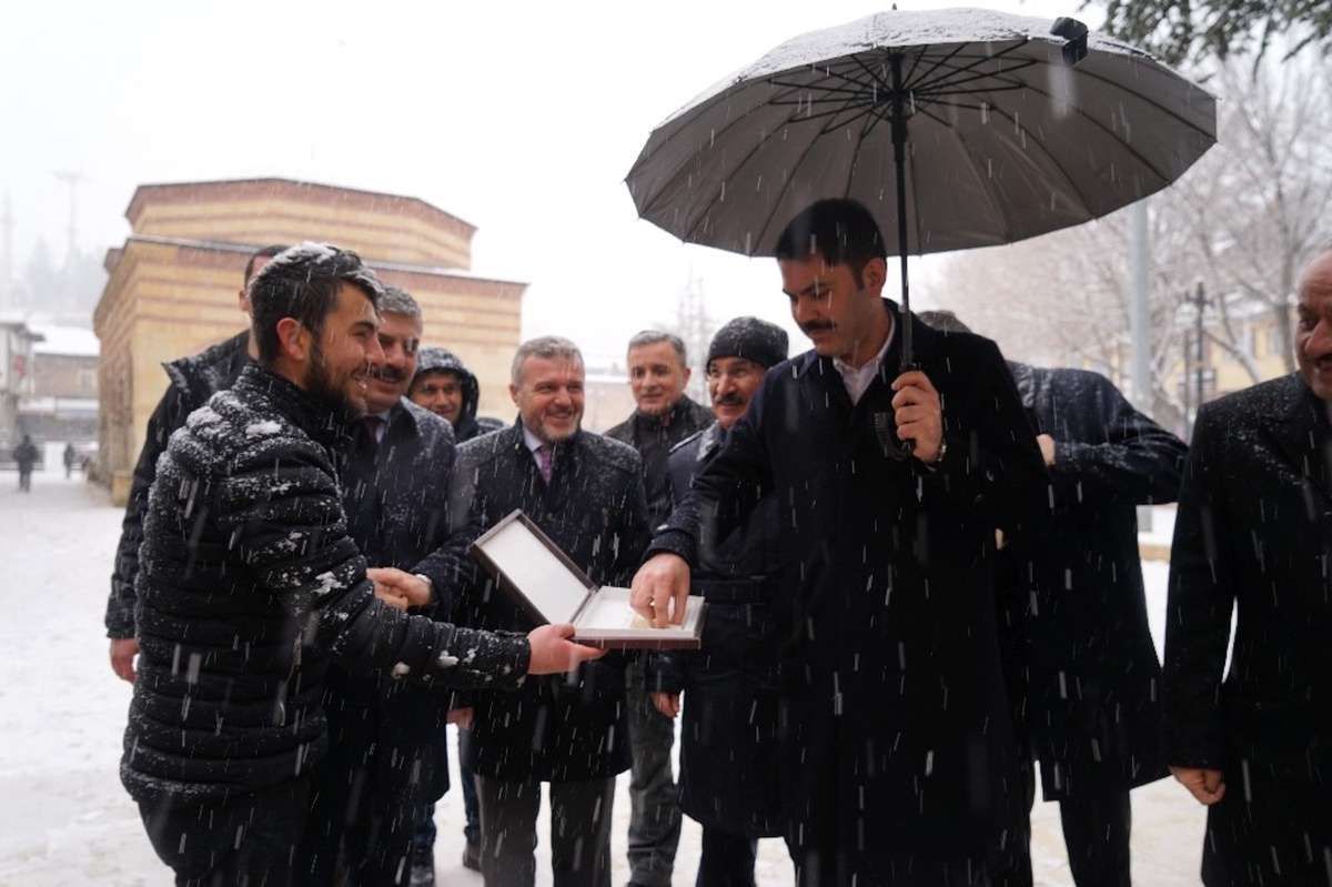 Bakan Kurum, Kar Yağışı Altında Vatandaşlarla Sohbet Etti