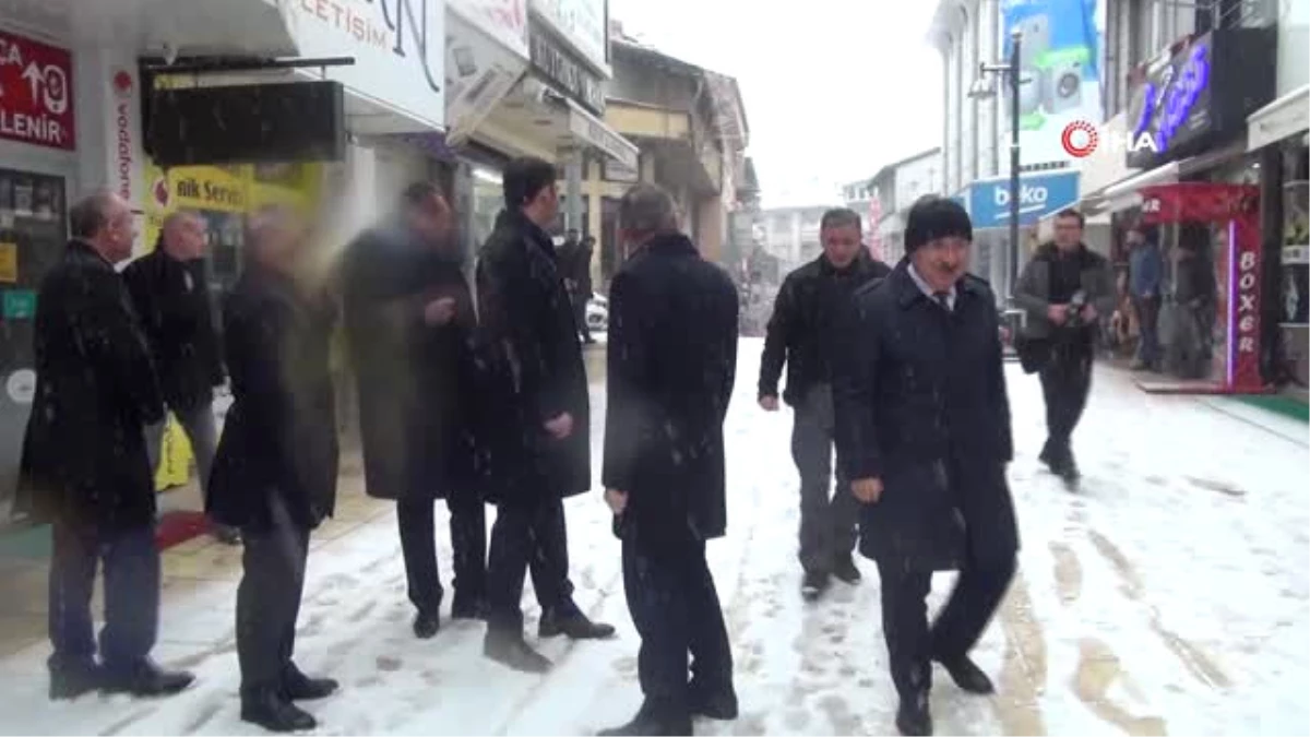 Bakan Kurum, Kar Yağışı Altında Vatandaşlarla Sohbet Etti
