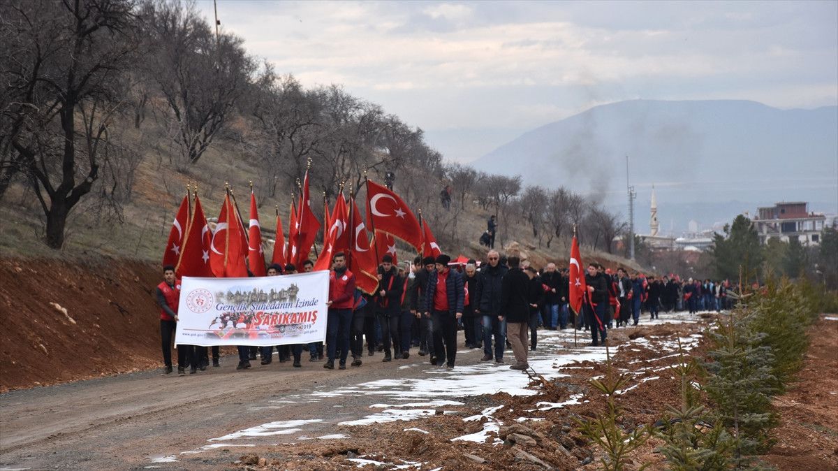 Balçığa Düşen At İçin Seferber Oldular