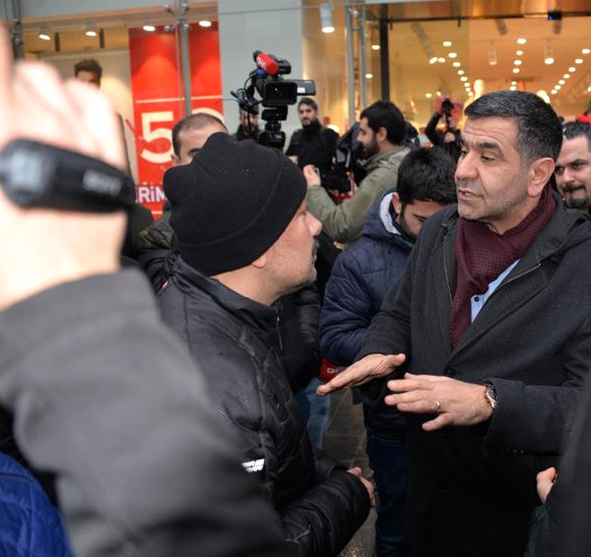 Basın Açıklaması Yapmak İsteyen Grup ile Polis Arasında Yer Tartışması
