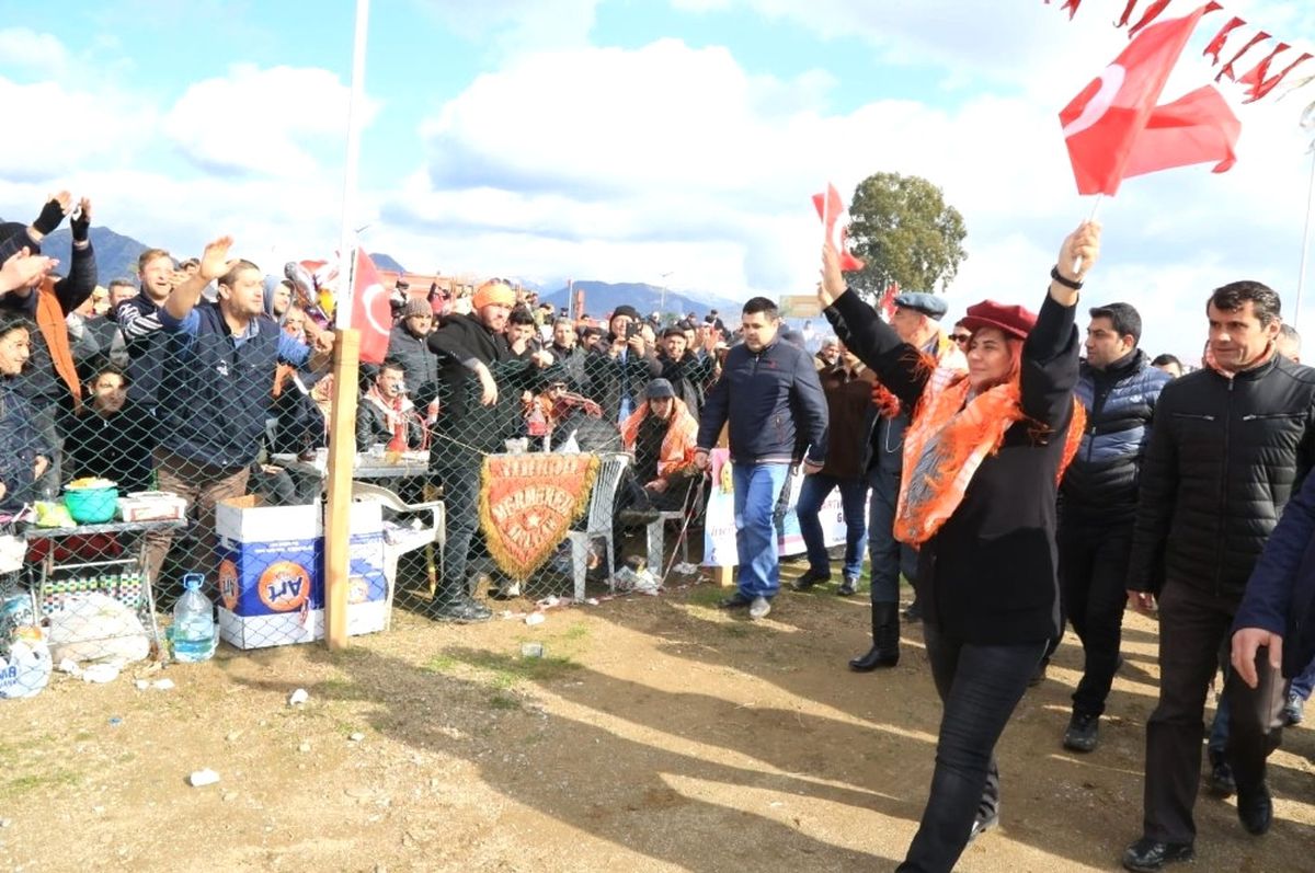 Başkan Çerçioğlu, İncirliova Deve Güreşlerini İzledi