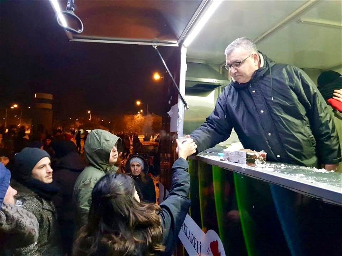 Belediye Başkanından Öğrencilere Çay İkramı