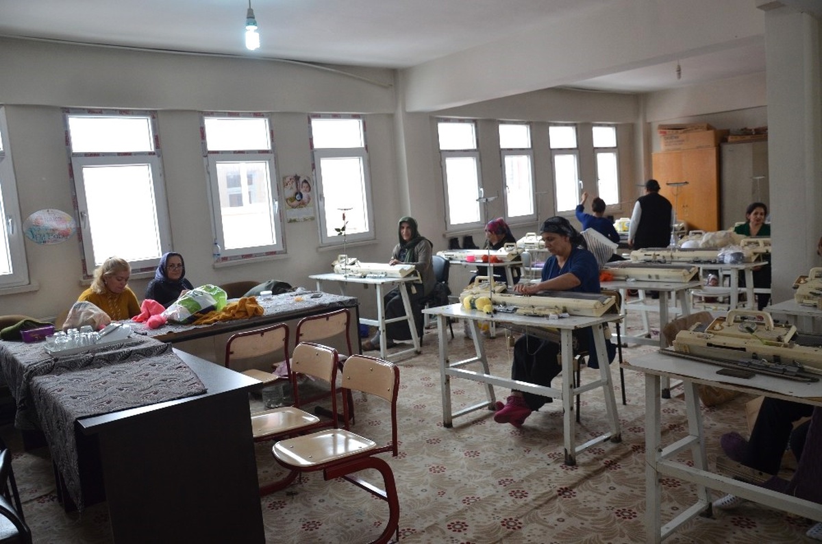 Beytüşşebaplı Kadınlar Hem Örüyor Hem de Kazanıyor