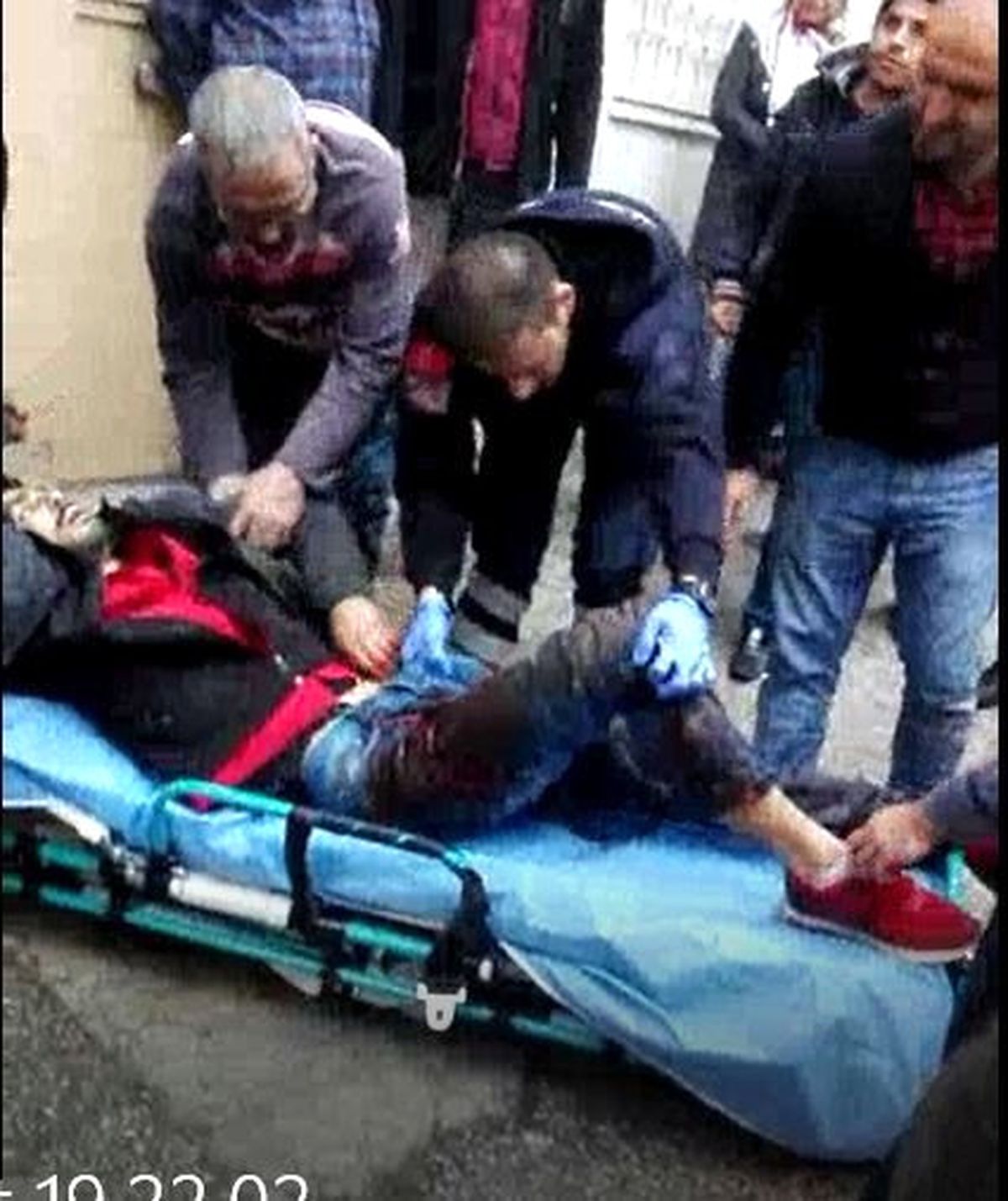 Bıçaklanan Genç Yerde Yardım Bekledi