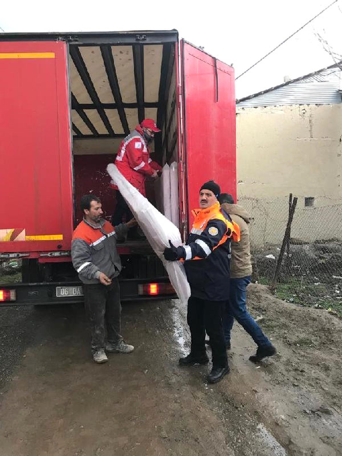 Elazığ\'da Kerpiç Ev Çöktü, 4 Büyükbaş Telef Oldu (2)