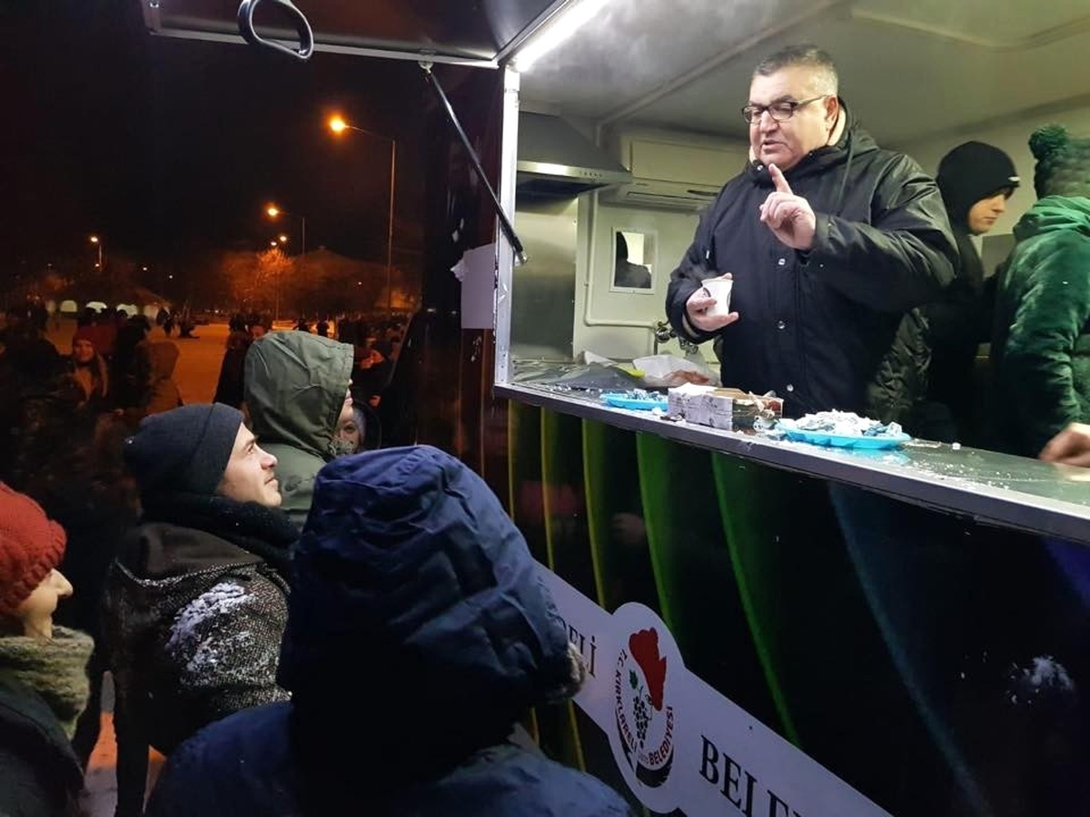 Gençler Kartopu Savaşı Yaptı, Başkan Gençlere Çay İkram Etti