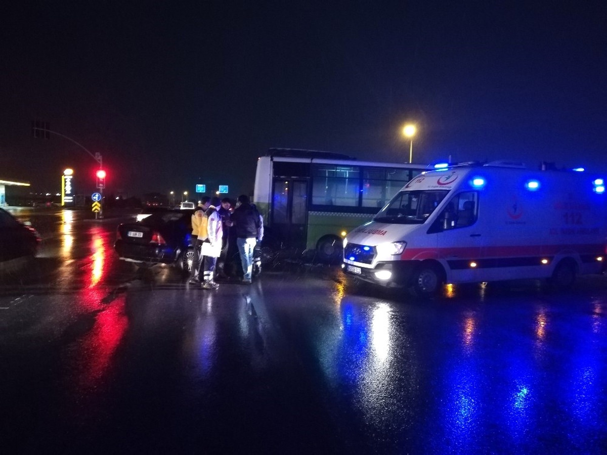 Halk Otobüsü ile Otomobil Çarpıştı: 2\'si Çocuk 4 Yaralı