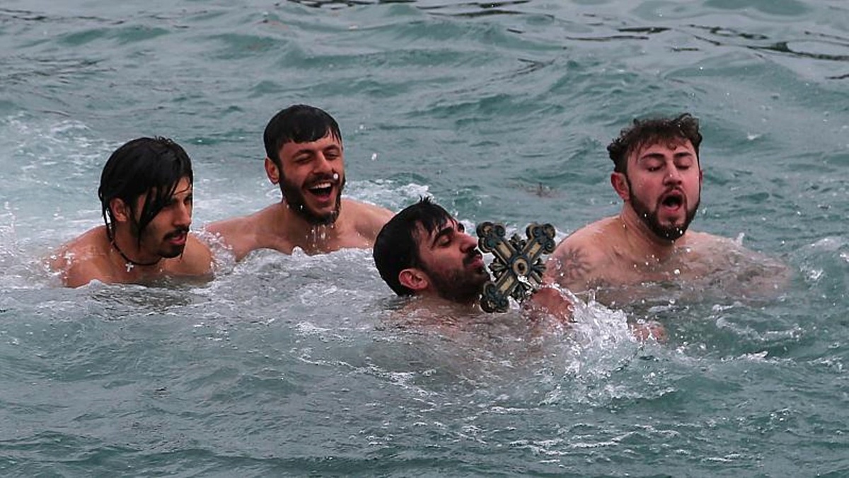Hz. İsa\'nın Doğumu Denizden Haç Çıkarma Töreniyle Kutlandı