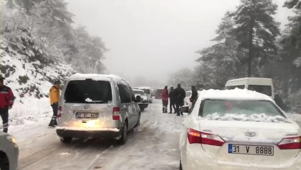 Kar Görmeye Giden Vatandaşlar Araçlarıyla Mahsur Kaldı