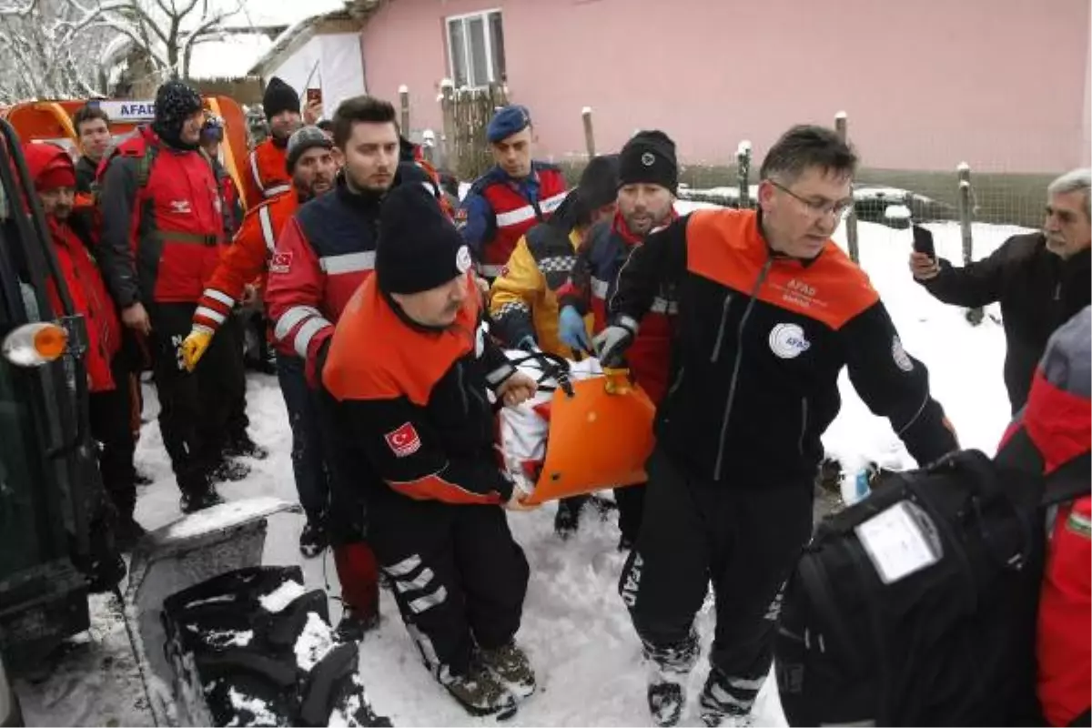 Karda Yürüyüş Sırasında Ayağı Kırılan Dağcı, Traktörle Ambulansa Taşındı