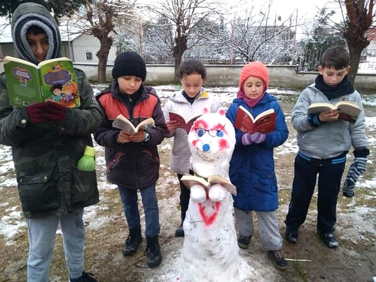Kardan Adam Yapıp Başında Kitap Okudular